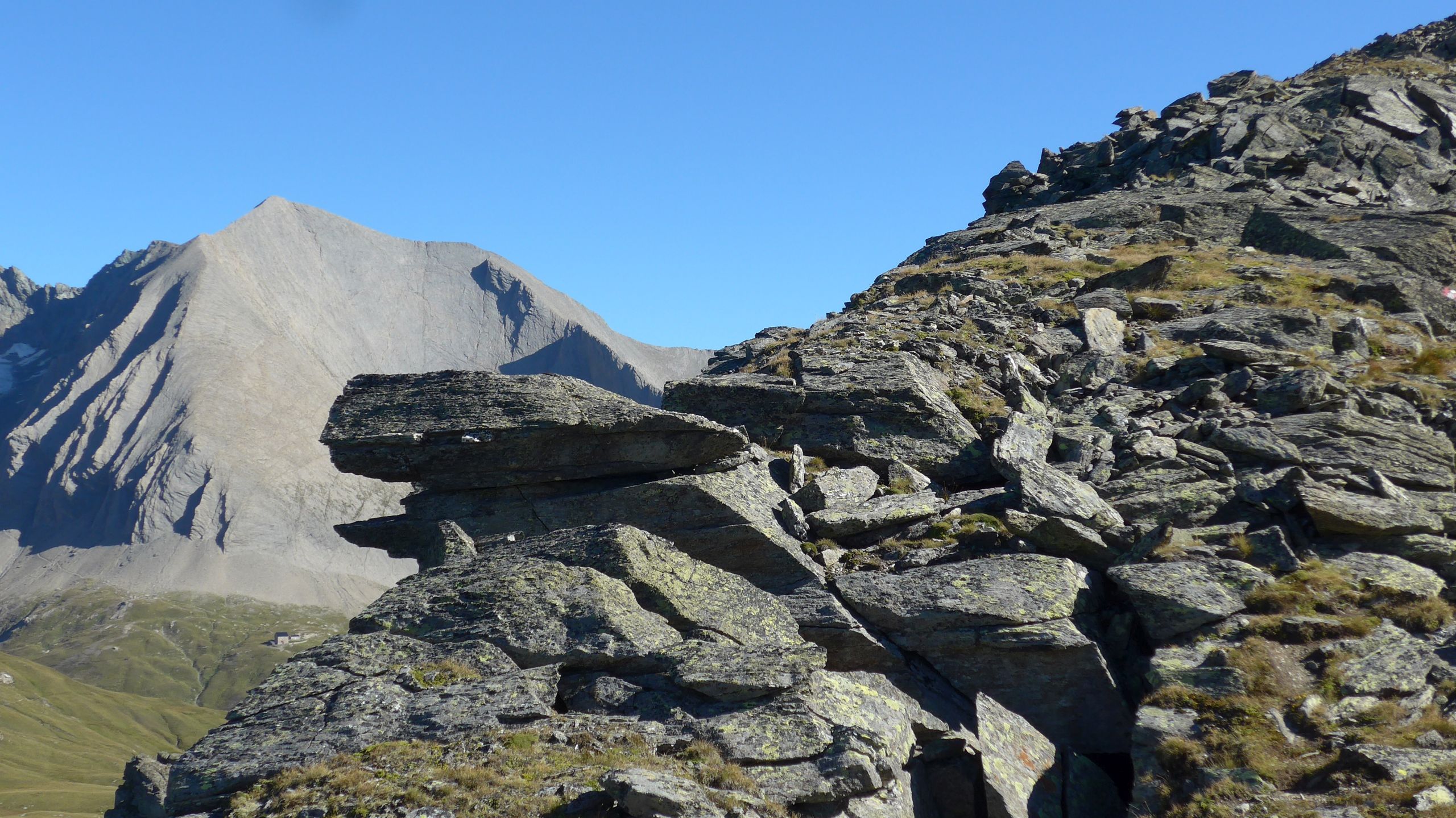 locker Fels schräg überGlorer Hütte